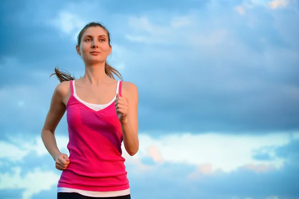 Joven hermosa mujer corriendo en el sendero de montaña en el Morni — Foto de Stock