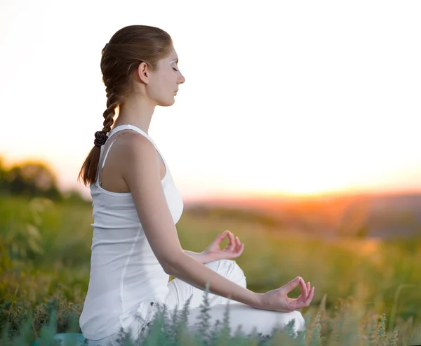 Young Beautiful Woman Practices Yoga on the Sunny Meadow — Stock Photo, Image