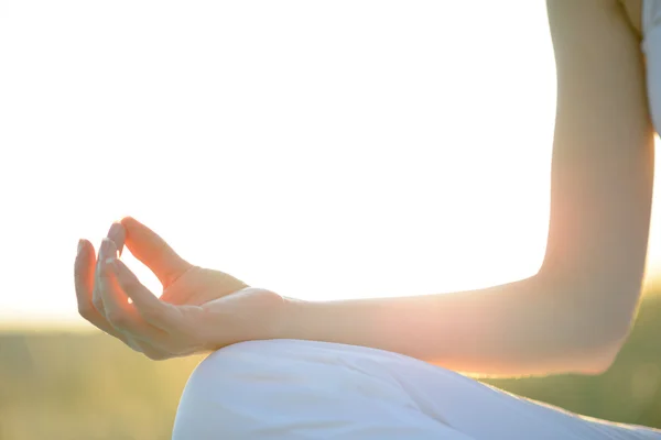 Młoda kobieta piękne praktyki jogi na słonecznej łące — Zdjęcie stockowe