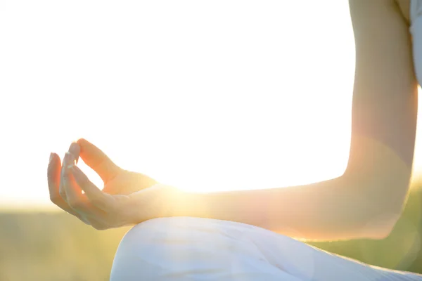 Jonge mooie vrouw praktijken yoga op de zonnige weide — Stockfoto