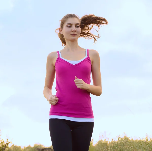 Junge schöne Frau läuft morgens auf dem Bergweg — Stockfoto