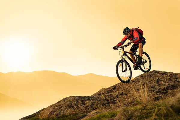 Sunset 의 Summer Mountains 에 있는 Rocky Trail 의 Cyclist Riding Bike 입니다. 극도의 스포츠와 인두로 의 자전거타기 개념. — 스톡 사진