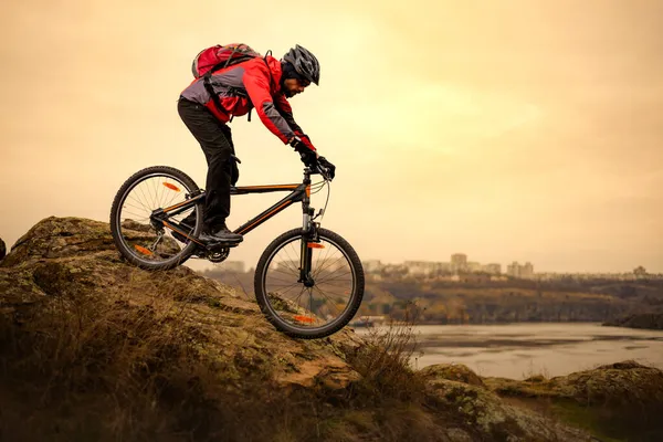 Cyclist Riding the Mountain Bike on the Rocky Trail at Cold Autumn Evening. Extreme Sport and Enduro Cycling Concept. — Stock Photo, Image