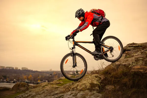 Radler fahren am kalten Herbstabend mit dem Mountainbike auf dem Rocky Trail. Extremsport und Enduro Cycling Konzept. — Stockfoto