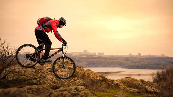 Ciclista Andar de bicicleta de montanha na trilha rochosa na noite de outono. Conceito de Ciclismo de Enduro e Esporte Extremo. — Fotografia de Stock