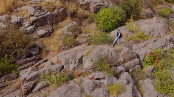 Jovem Caminhando na trilha rochosa nas montanhas do outono. — Vídeo de Stock