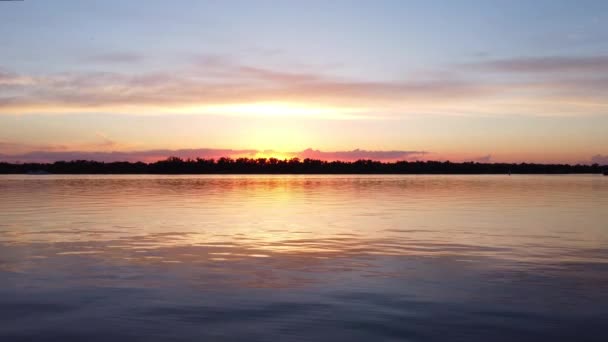 Brillante puesta de sol de verano sobre el río. Volando con Drone. — Vídeo de stock