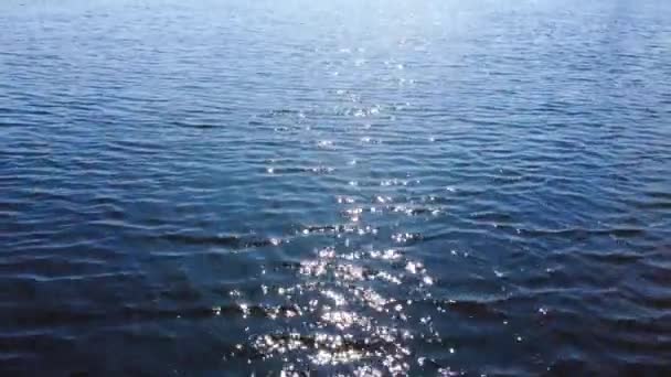 Voando acima do mar, seguindo as reflexões do sol sobre a água. Vista aérea. — Vídeo de Stock