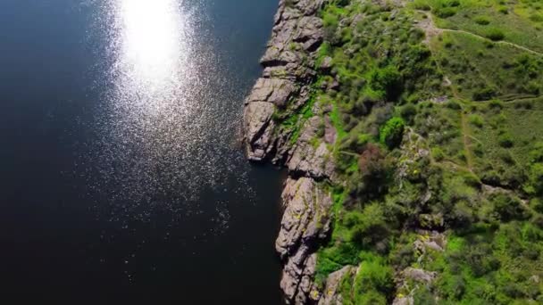 Uitzicht vanuit de lucht op prachtige rotsen boven de rivier. Rotskust — Stockvideo