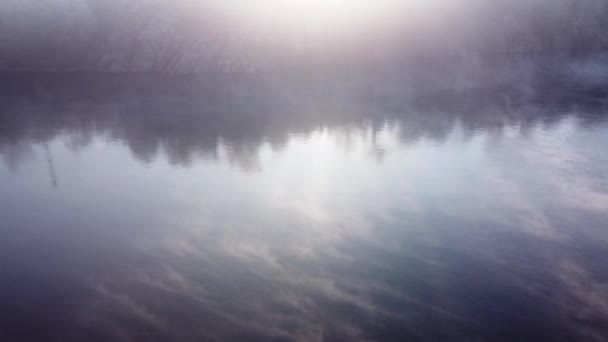 Imagini aeriene cu ceața frumoasă de pe râu în dimineața de iarnă — Videoclip de stoc
