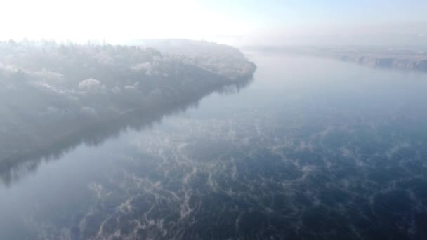 Ceață frumoasă pe râu în dimineața de iarnă. Imagini aeriene. — Videoclip de stoc