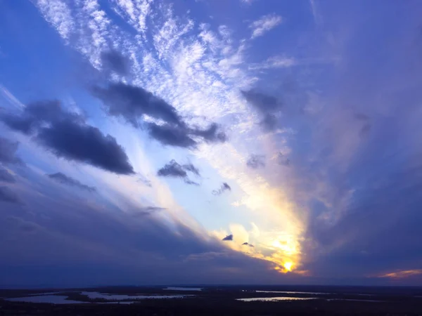 Schöner Sonnenuntergang, der aussieht wie ein Flügel über dem Horizont, aufgenommen von der Drohne — Stockfoto