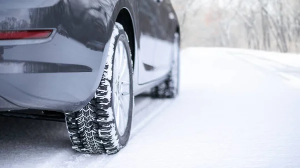 Auto Zimní Cestě Detailní Záběr Zimní Auto Pneumatiky Zasněžené Silnici — Stock fotografie