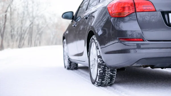 Coche Carretera Invierno Imagen Cerca Del Neumático Invierno Carretera Nevada — Foto de Stock