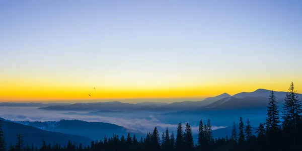 ウクライナのカルパティア山脈の初期の日の出。ウクライナの最高峰ホヴラ山の上に昇る太陽. — ストック写真
