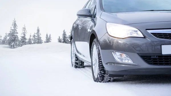Samochód na Winter Road. Close-up Obraz opony samochodu zimowego na Snowy Road. Koncepcja bezpiecznej jazdy. — Zdjęcie stockowe