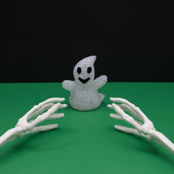 Fantasma Halloween Ossos Das Mãos Que Querem Pegá Fundo Verde — Fotografia de Stock