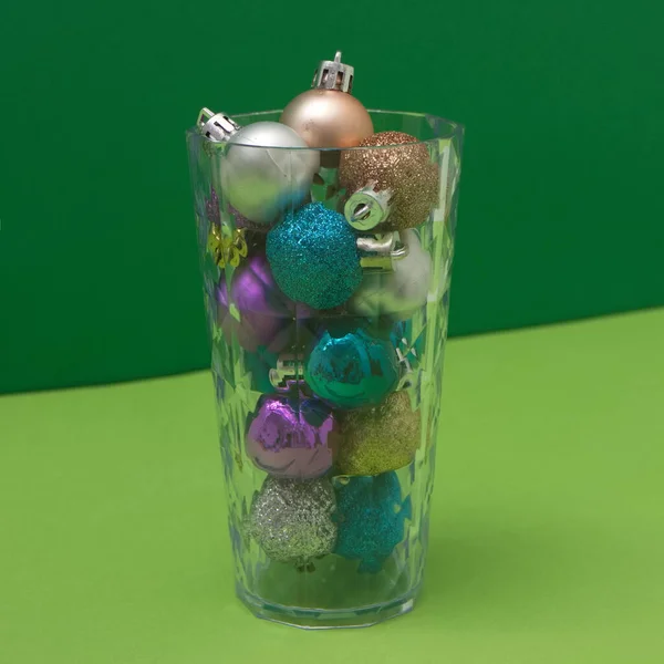 Pijte Novoroční Výzdoby Pozadí Zelených Odstínů Minimalistická Scéna — Stock fotografie