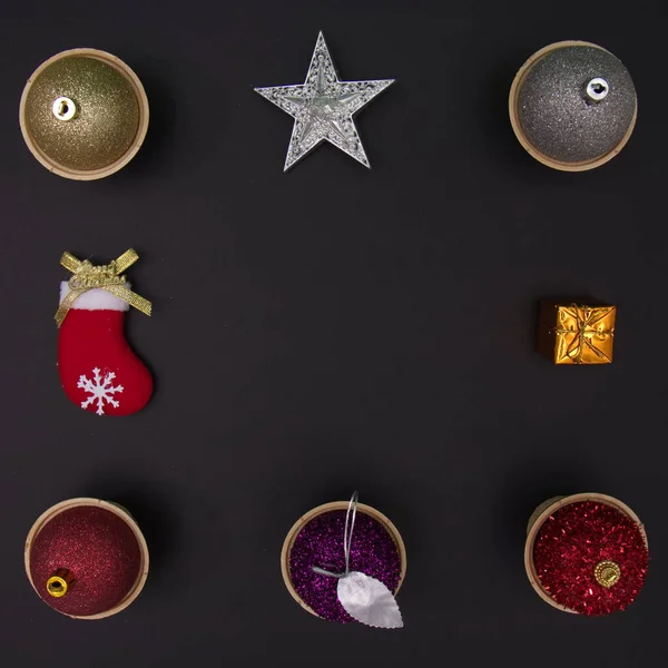 Yeni yıl baloları konilerde ve yeni yıl süslemeleri siyah arka planda fotokopi alanında. Minimalist düz yatış sahnesi.