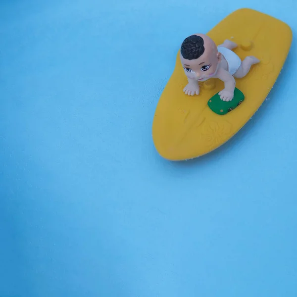 Copil Mașină Verde Placă Windsurfing Fundal Albastru Deschis Scena Estetică — Fotografie, imagine de stoc