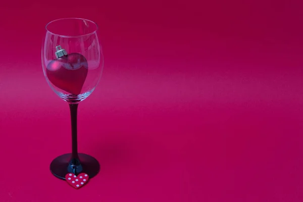 Cœur Comme Expression Amour Dans Verre Vin Sur Fond Rouge — Photo