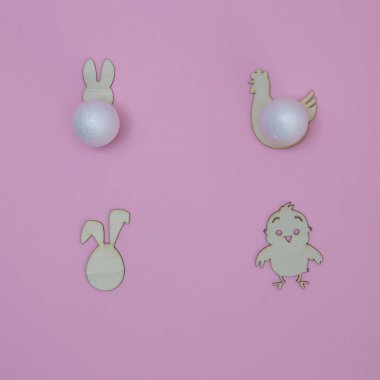 Paskalya sembolleri, tavşan, tavuk, tavuk, tavşan kulakları, pembe arka planda fotokopi alanı olan yumurtalar. Minimum düz sahne.