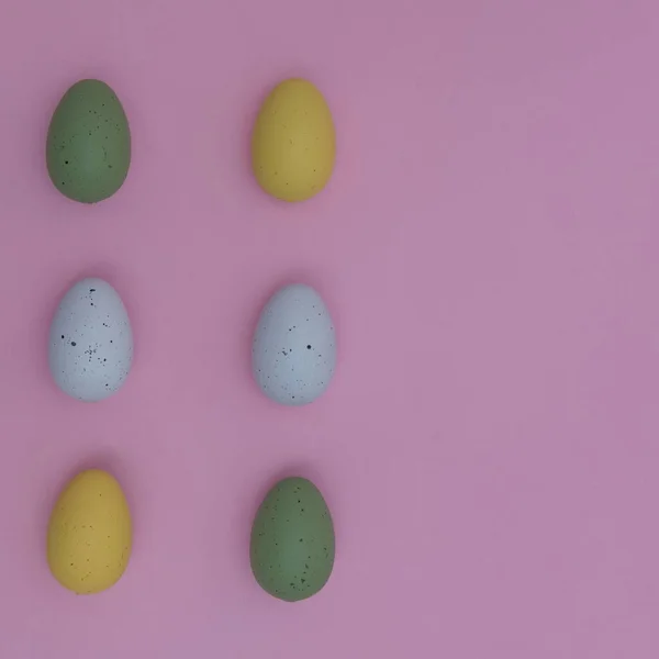 Patrón Huevos Pascua Diferentes Colores Sobre Fondo Rosa Con Espacio — Foto de Stock
