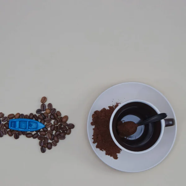 Kávé Csésze Kanál Kávébab Nyíl Kék Hajó Rajta Másolás Helyet — Stock Fotó