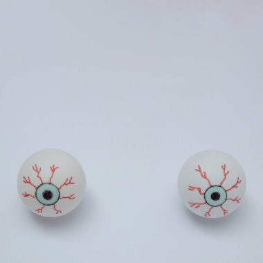 Fotokopi çekilen beyaz arka planda ürkütücü gözler, Cadılar Bayramı tatili. Asgari estetik kare konsepti.