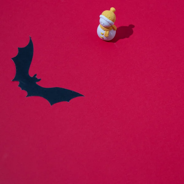 Morcego Caminhando Direção Boneco Neve Com Lenço Amarelo Fundo Vermelho — Fotografia de Stock