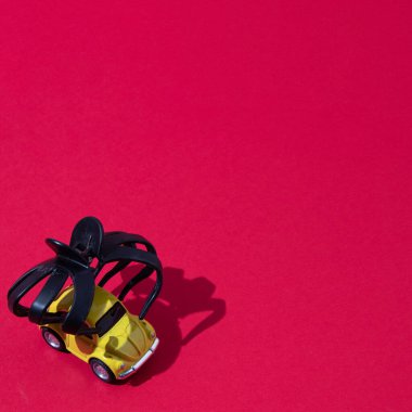 Örümcek kırmızı arka planda sarı bir araba yakaladı. Minimum düzleştirme sahnesi.