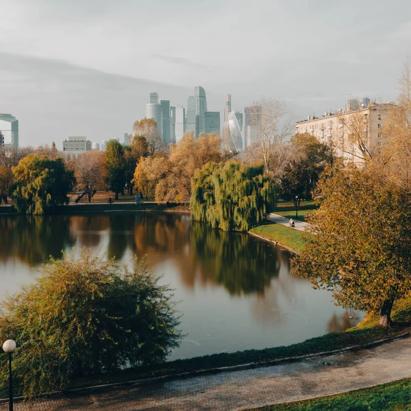 MOSCA, RUSSIA - 13 OTTOBRE 2021: Centro business Mosca città sullo sfondo dello stagno in autunno — Foto Stock
