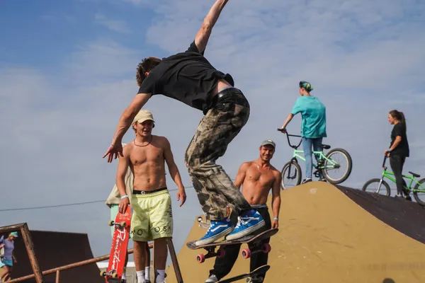 Oleněnka, Rusko - 22. července 2021: skateboardista skákající v míse skate parku — Stock fotografie