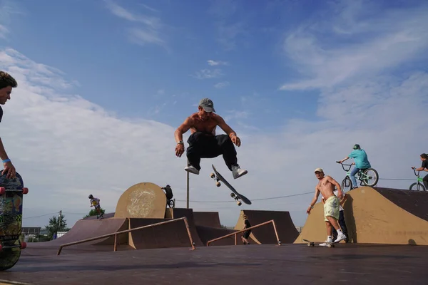 Olenevka, Rússia - 22 de julho de 2021: skatista pulando em uma tigela de um parque de skate — Fotografia de Stock