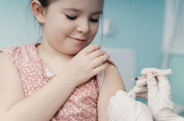 Lékař očkování malé dítě v moderní klinice — Stock fotografie