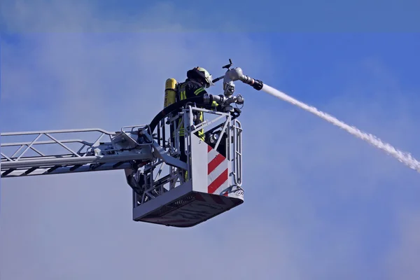 Bomberos luchando —  Fotos de Stock