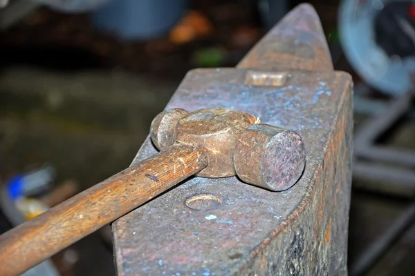Hammer on metal envil — Stock Photo, Image