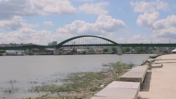 Tramwaj przekraczania rzeki przez most — Wideo stockowe
