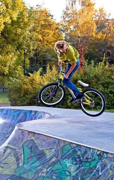 Acrobacias de bicicleta — Fotografia de Stock