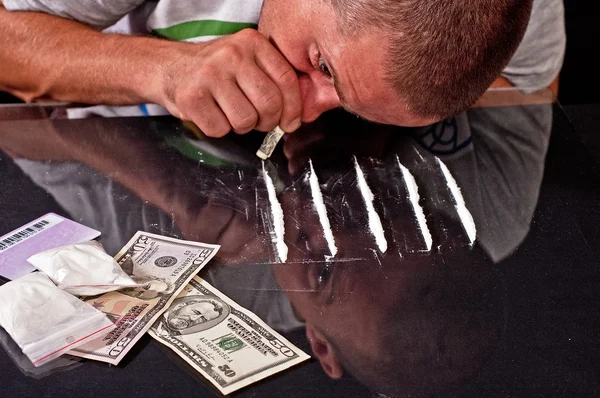 Adam uyuşturucu kullanıyor.