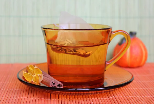 Xícara de chá com canela no prato — Fotografia de Stock