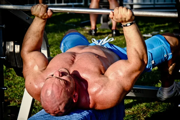 Bodybuilder training — Stock Photo, Image