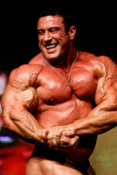 Bodybuilder poserar — Stockfoto