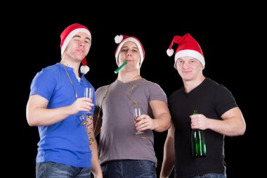 Üç adam giyen Noel Baba şapkası