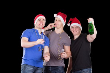 Üç adam giyen Noel Baba şapkası