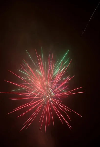 Belo fogo de artifício colorido — Fotografia de Stock