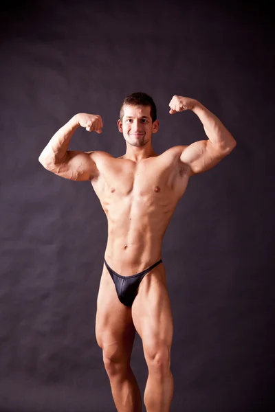 Giovane bodybuilder posa — Foto Stock