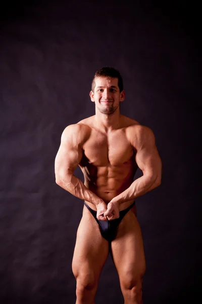 Jonge bodybuilder poseren — Stockfoto