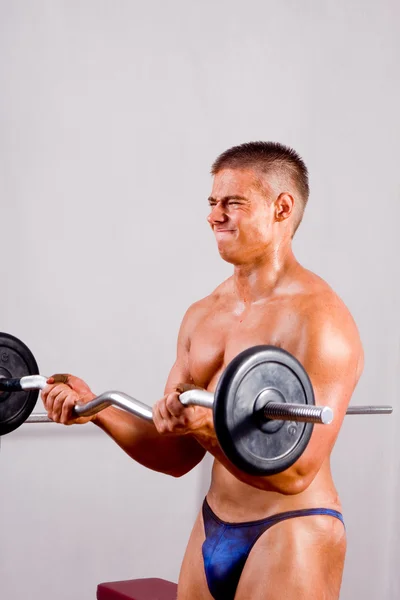 Novice bodybuilder training — Stock Photo, Image