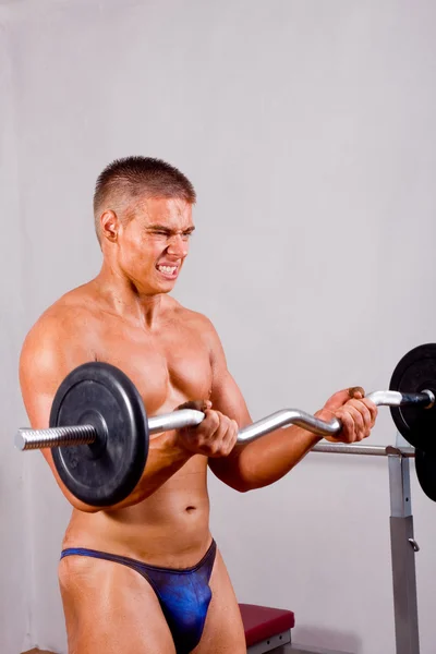 Novice bodybuilder training — Stock Photo, Image